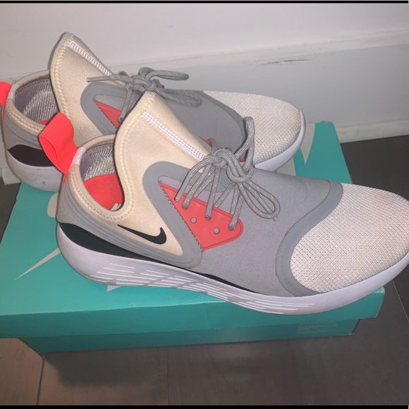 Men’s Nike tennis shoes - size 11, lightly worn - Picture 2 of 4